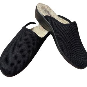Fly Flot Black Slip On Mules Size 9 according to Fly Flot Website See Photo